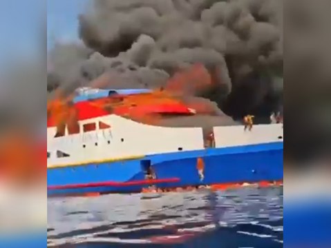 Fähre brennt ab: Passagiere springen ins Wasser