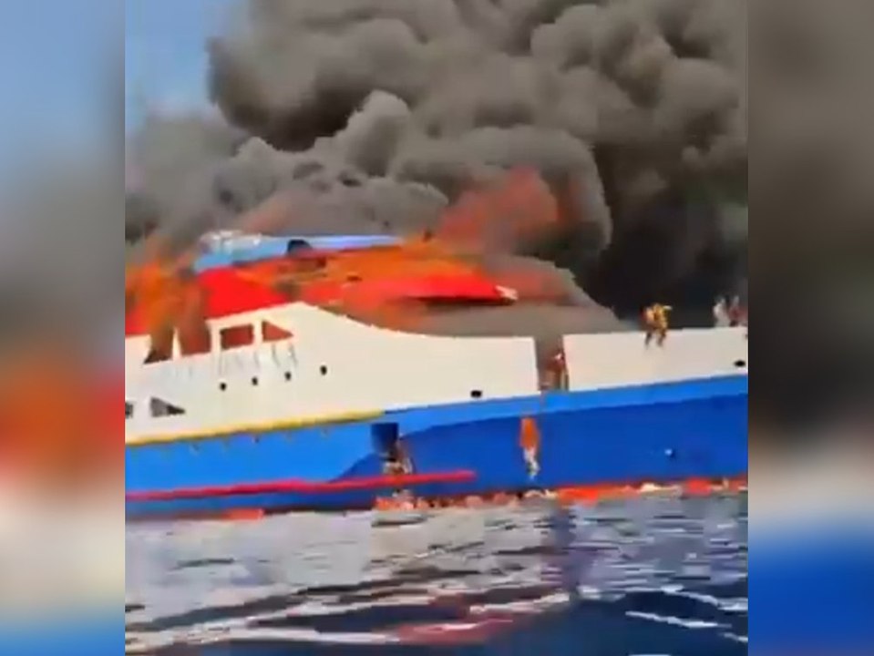 Fähre brennt ab: Passagiere springen ins Wasser