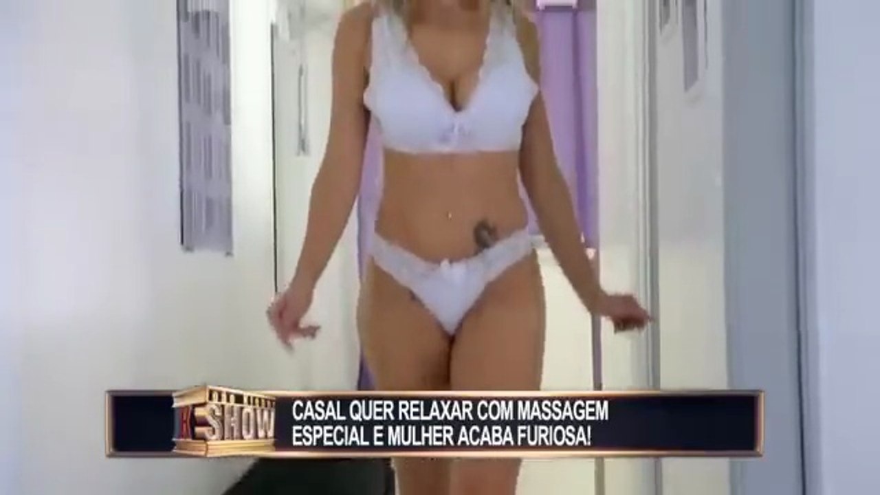 Garota vai atender pedido de chefe desastrado e deixa a mulherada cuspindo fogo
