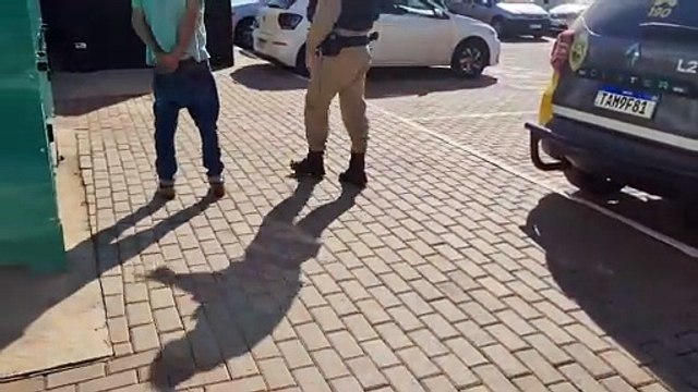 Dono percebe furto de escada, aborda suspeito no meio da rua e pede ajuda da PM