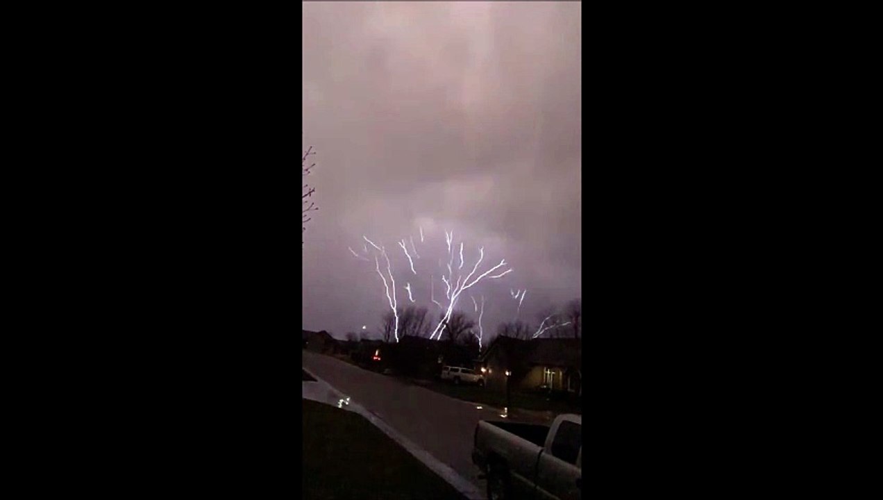 Quand Thor arrive sur terre... éclairs spectaculaires en plein Orage