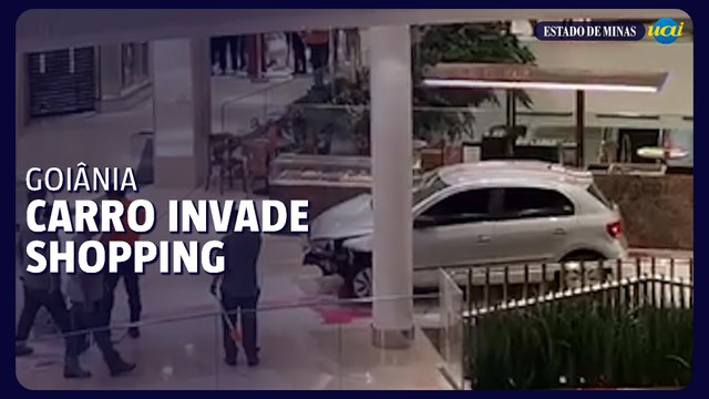 Carro invade shopping em Goiânia