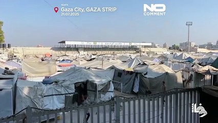 Les Gazaouis déplacés vivent sous des tentes dans un stade bombardé à Gaza