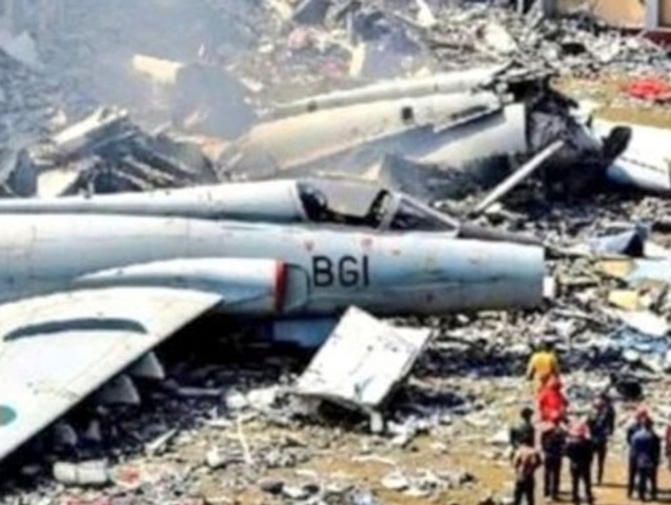 Mehrere Tote: Militärjet stürzt in Universität