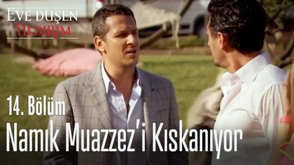 Namık Muazzez'i kıskanıyor - Eve Düşen Yıldırım 14. Bölüm
