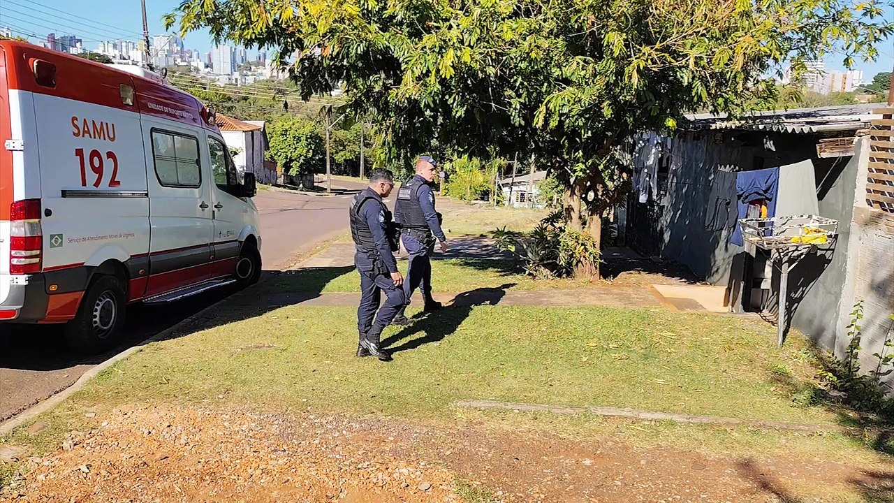 Jovem 'surtada' ameaça pegar facas durante o atendimento do Samu