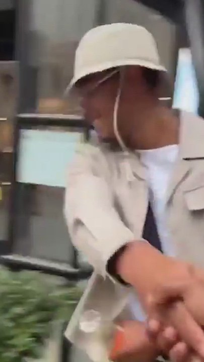 Bellingham pasea por las calles de Londres tras ser operado del hombro