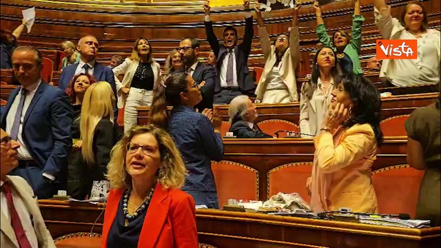 M5S protestano in Senato contro la riforma della giustizia con cartelli con Falcone e Borsellino