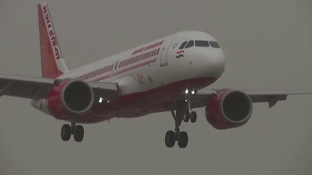 에어인디아 여객기, 착륙 중 폭우로 미끄러져 활주로 이탈 / YTN