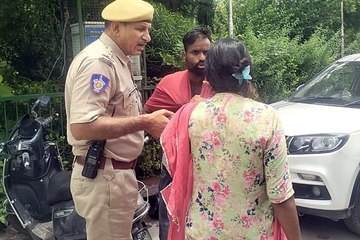 साली के साथ था पति... अचानक पहुंच गई पत्नी