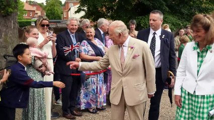 King admires portrait of Queen Elizabeth II