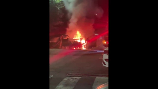 성남 은행동 도로 달리던 차에서 화재...차량 전소 / YTN