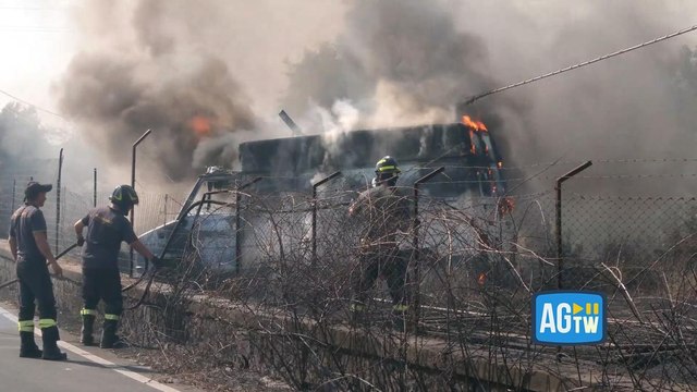 Sicilia nella morsa degli incendi, rogo devastante a Belpasso: bruciate decine di automobili