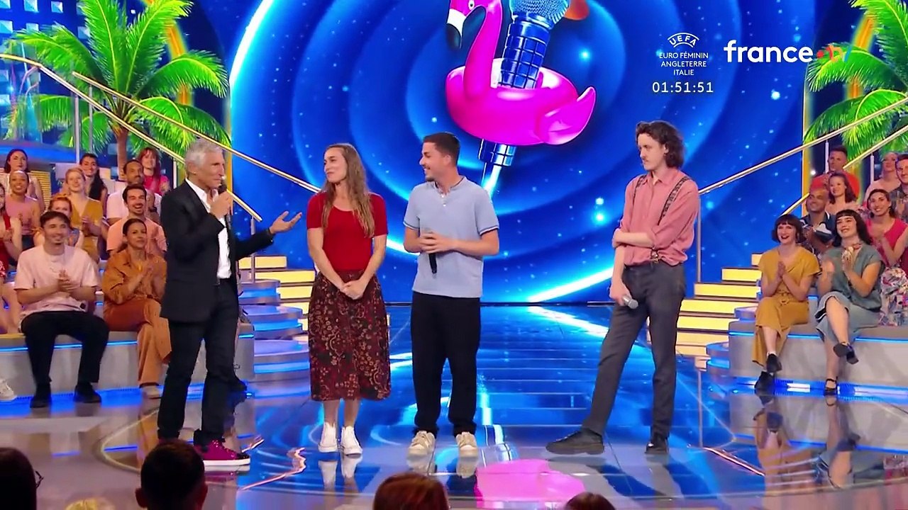 VOICI - N'oubliez pas les paroles : Nagui tente un rapprochement entre un candidat et une ambianceuse... et crée un gros malaise (ZAPTV)