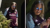Ozzy Osbourne y la vez que presentó la playera de Aston Villa demostrando su amor por el equipo