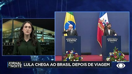 Lula desembarca em Brasília após participar de evento no Chile