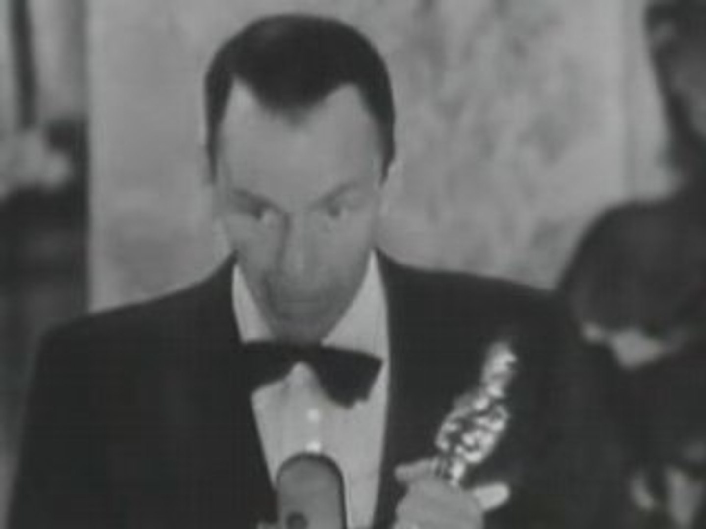 ⁣Frank Sinatra recibe el Oscar 1953