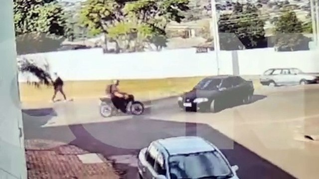 Imagens fortes: motociclista é arremessado em grave acidente no Brasmadeira