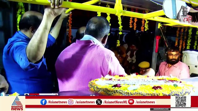 പ്രിയനേതാവിനെ കണ്ടുമതിയാവാതെ കൊല്ലം; വിഎസിനൊപ്പം അവസാനമായി നടന്ന് ഒരു ജനക്കൂട്ടം