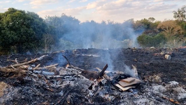 Fogo no Universitário! Bombeiros controlam incêndio em vegetação