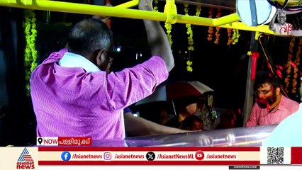 ആർത്തുപെയ്യുന്ന മഴയെ തോൽപിച്ച് വിഎസ്സിന്റെ പ്രിയപ്പെട്ടവർ‌; ജനമനസുകളിൽ ജയിച്ച് ജനനായകന് വിട...