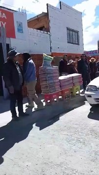 Un hombre rompe el parabrisas de un auto con dos niños dentro y amenaza a la familia con un fierro