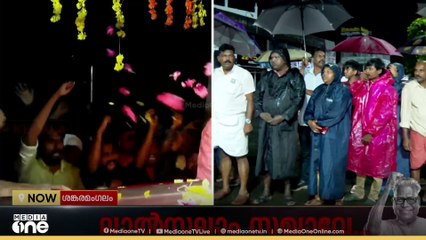 വിപ്ലവാഭിവാദ്യമേകി റോഡിനിരുവശവും ആളുകൾ; മുഷ്ടി ചുരുട്ടി മുദ്രാവാക്യം വിളിച്ച് പ്രവർത്തകർ