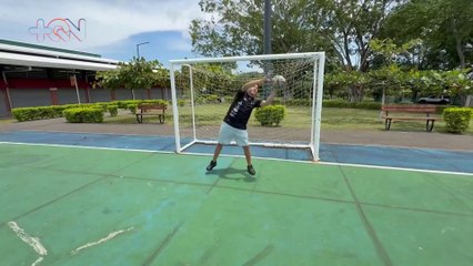 Este portero ataja sueños y cambia pañales a los 21 años