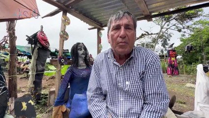 Jorge creó un pueblo de máscaras en su patio y algunos dicen que cobran vida