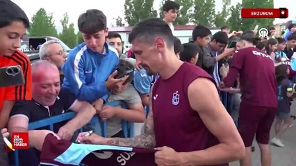 Trabzonsporlu futbolcular yağmurlu havada taraftarıyla buluştu