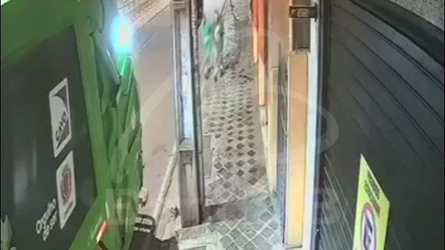 Cena inusitada! Coelho perdido em calçada é resgatado por garis e ganha novo lar em Curitiba