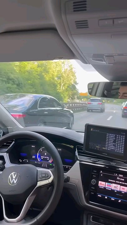 ACDC, Poweruptour 2025, escorter par des motards, et eux sont en berline