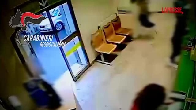 Reggio Calabria, arrestati due rapinatori seriali: stesso copione nei video del colpi