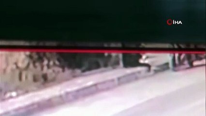 Sokak ortasında bir baba öz evladını bıçaklaya bıçaklaya öldürdü!