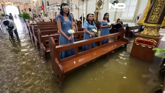 Il tifone non ferma il matrimonio nella chiesa allagata nelle Filippine