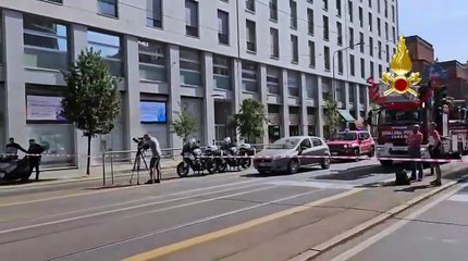 Milano, operai protestano su un’impalcatura in centro