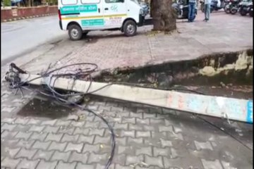 VIDEO: कांवड़ियों की गाड़ी से टकराकर गिरा बिजली का खंभा