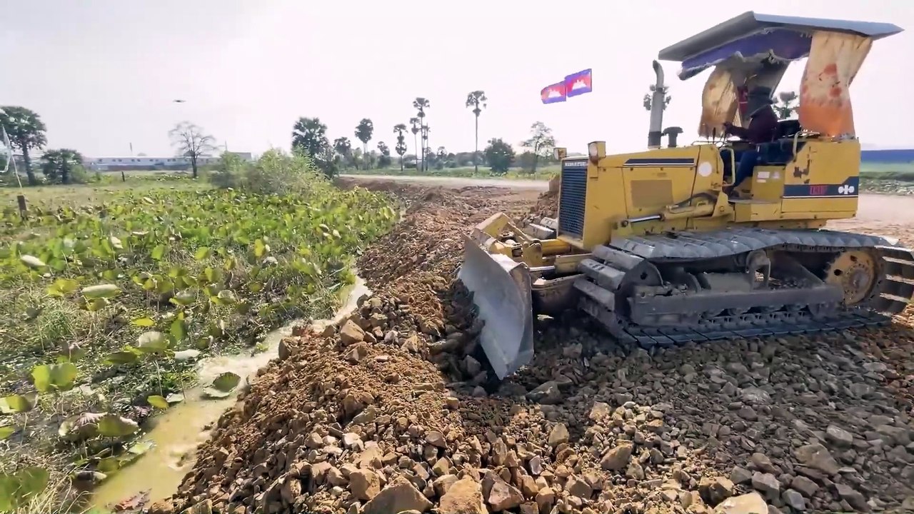 Nicely! Technique Bulldozer KOMATSU Push Soil And Dump truck filling  Land