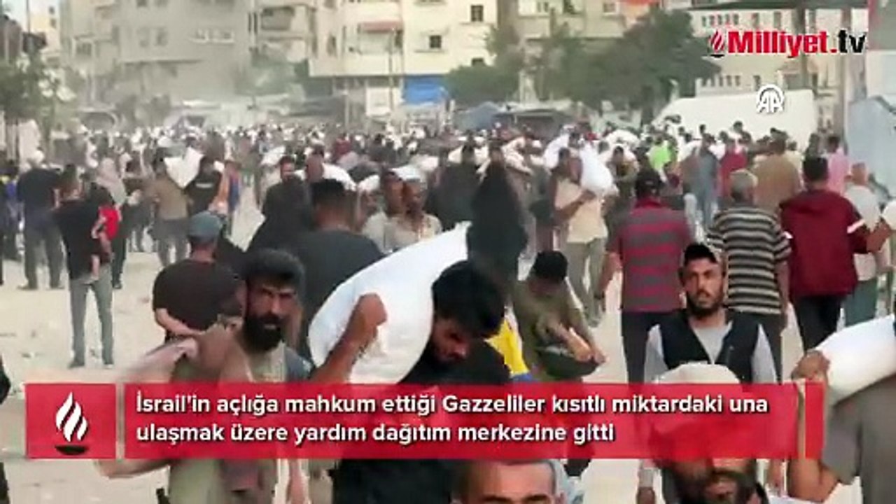 İsrail'in açlığa mahkum ettiği Gazzeliler kısıtlı miktardaki una ulaşmak üzere yardım dağıtım merkezine gitti