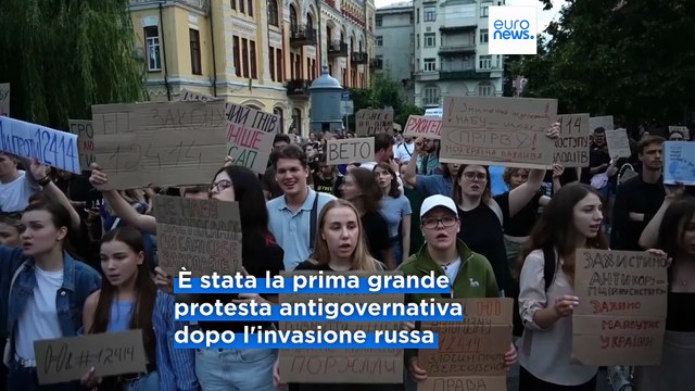 Migliaia di persone protestano in Ucraina contro una legge che indebolisce le agenzie anticorruzione