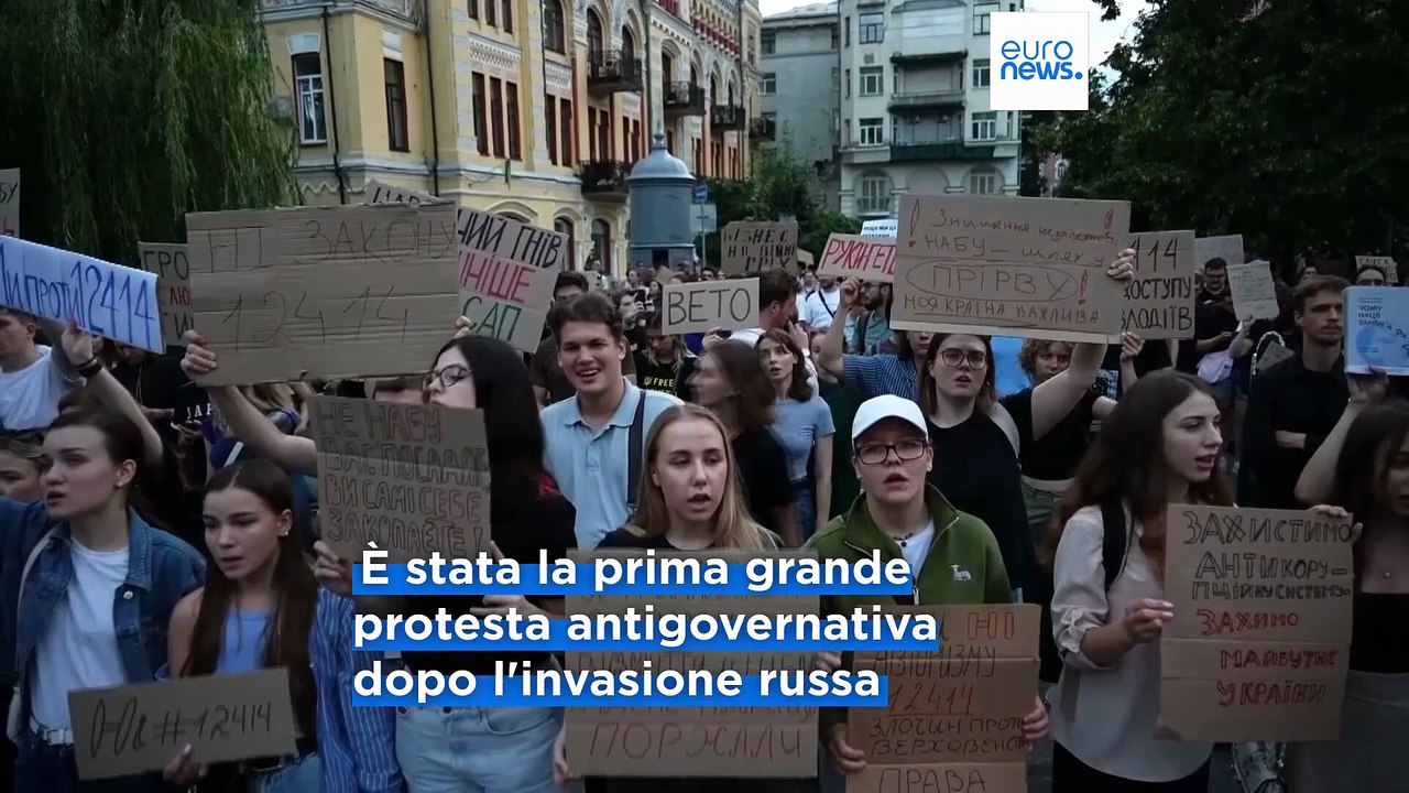 Migliaia di persone protestano in Ucraina contro una legge che indebolisce le agenzie anticorruzione