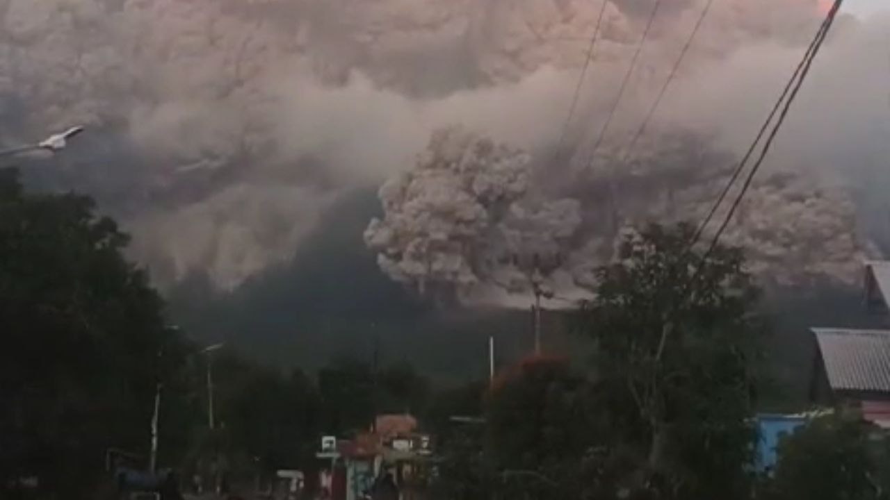 Indonesia: Lewotobi Laki Volcano releases tower...