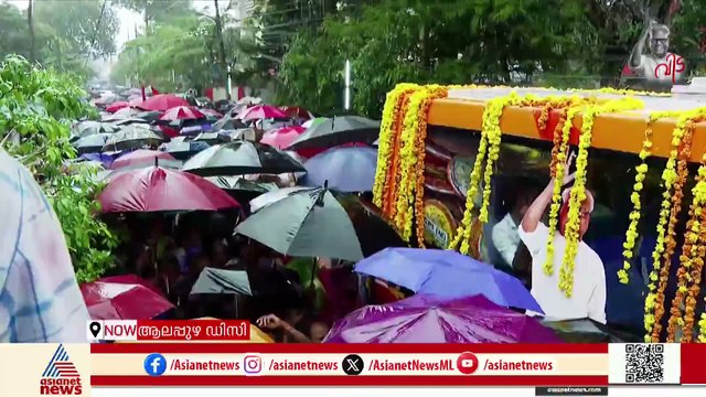 പ്രതിപക്ഷ നേതാവ് വിഡി സതീശൻ ആലപ്പുഴയിലെ ഡിസി ഓഫീസിലെത്തി വിഎസിന് അന്ത്യാഞ്ജലി അർപ്പിക്കുന്നു