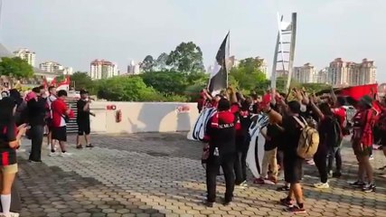 Milan, quanto entusiasmo a Singapore! Tifosi impazziti cantano cori in italiano