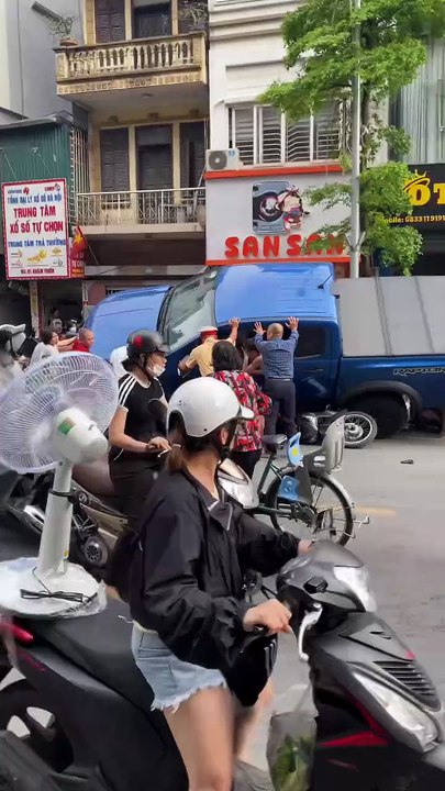 Nửa tải ủi hàng loạt xe máy, rất nhiều người bị thương