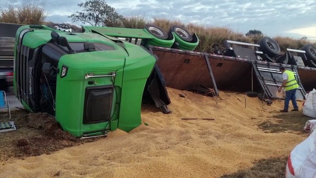Caminhão carregado com milho tomba na rodovia BR-163, no Contorno Oeste