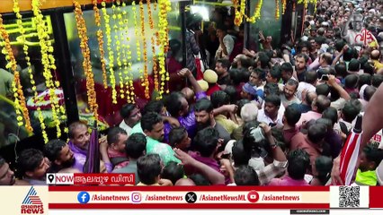 വി എസ്സിനെ കാണാതെ പിരിഞ്ഞുപോകാൻ തയ്യാറാകാതെ ജനങ്ങൾ; തിരക്ക് നിയന്ത്രിക്കാനാകാതെ പ്രവർത്തകർ