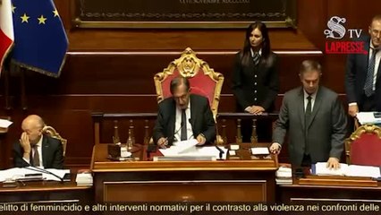 Gli auguri di La Russa in Aula al Senato per l'84esimo compleanno del presidente Mattarella: l'applauso dell'Assemblea