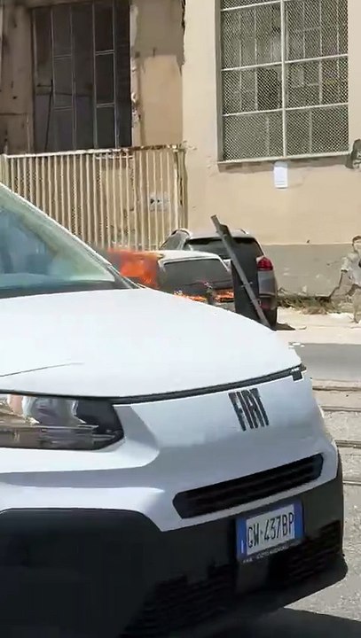 Auto in fiamme a Messina, intervento dei Vigili del Fuoco nei pressi di Viale Gazzi