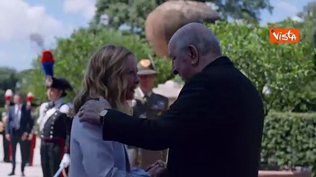 La stretta di mano tra Meloni e il Presidente della Repubblica algerina Tebboune a Villa Pamphilj